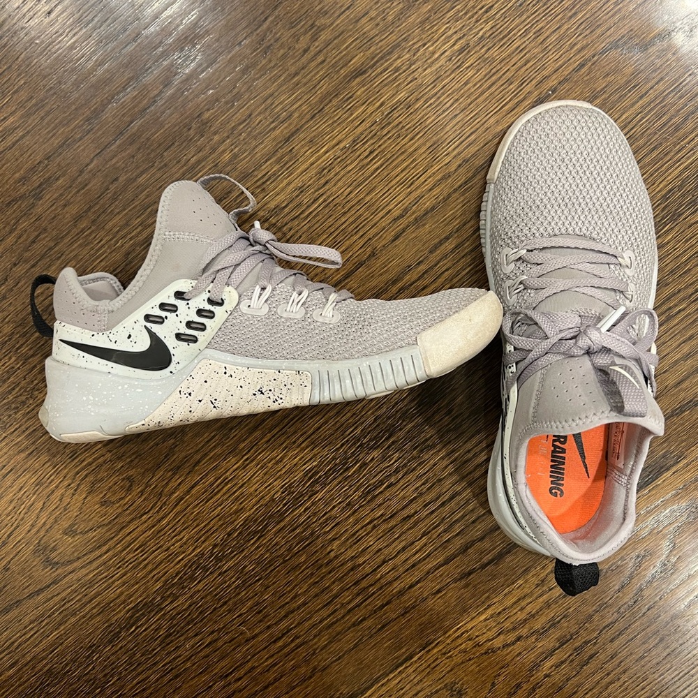 Men’s Nike metcon sneakers - great condition - size 8